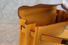 Load image into Gallery viewer, HERMES KELLY 32 Graine Couchevel leather 〇X Engraving Shoulder bag 700120088