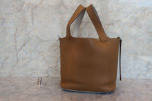 将图片加载到图库查看器,HERMES PICOTIN LOCK CASAQUE MM Clemence leather Pearl gray/Kraft □Q刻印 Hand bag 700110053
