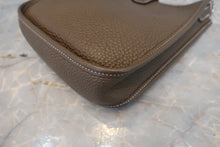 將圖片載入圖庫檢視器 HERMES/エルメス エブリンTPM トリヨンクレマンス エトゥープ Y刻印 ショルダーバッグ 800040118