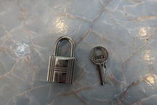 Load image into Gallery viewer, HERMES PICOTIN LOCK CASAQUE MM Clemence leather Pearl gray/Kraft □Q Engraving Hand bag 700110053