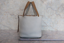 将图片加载到图库查看器,HERMES PICOTIN LOCK CASAQUE MM Clemence leather Pearl gray/Kraft □Q刻印 Hand bag 800010160