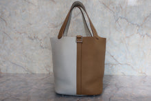 将图片加载到图库查看器,HERMES PICOTIN LOCK CASAQUE MM Clemence leather Pearl gray/Kraft □Q刻印 Hand bag 800010160