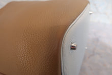 将图片加载到图库查看器,HERMES PICOTIN LOCK CASAQUE MM Clemence leather Pearl gray/Kraft □Q刻印 Hand bag 800010160