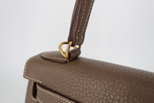 画像をギャラリービューアに読み込む, HERMES/エルメス ケリー28 トリヨンクレマンス エトゥープ T刻印 ショルダーバッグ 800100180