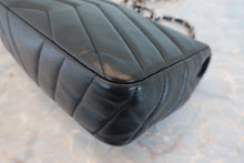 将图片加载到图库查看器,CHANEL/香奈儿 V线 链条包 荔枝皮 Black/Silver hadware(黑色/銀色金属) 肩背包 800090014
