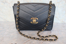 将图片加载到图库查看器,CHANEL/香奈儿 V线 链条包 荔枝皮 Black/Gold hadware(黑色/金色金属) 肩背包 800010228