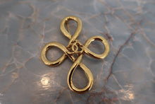 Load image into Gallery viewer, CHANEL CC mark brooch Gold plate Gold Brooch 600060100