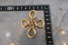 Load image into Gallery viewer, CHANEL CC mark brooch Gold plate Gold Brooch 600060100