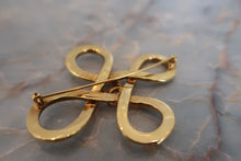 Load image into Gallery viewer, CHANEL CC mark brooch Gold plate Gold Brooch 600060100