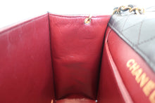 Load image into Gallery viewer, CHANEL 2.55 Chain shoulder bag Lambskin Black/Gold hadware Shoulder bag 700100004