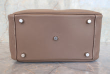 Load image into Gallery viewer, HERMES LINDY 26 Swift leather Etoupe gray T Engraving Shoulder bag 700120142
