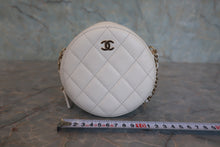 画像をギャラリービューアに読み込む, CHANEL/シャネル マトラッセラウンドチェーンショルダーバッグ キャビアスキン ホワイト/ゴールド金具 ショルダーバッグ 800040100