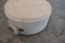画像をギャラリービューアに読み込む, CHANEL/シャネル マトラッセラウンドチェーンショルダーバッグ キャビアスキン ホワイト/ゴールド金具 ショルダーバッグ 800040100