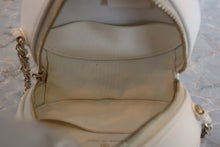 画像をギャラリービューアに読み込む, CHANEL/シャネル マトラッセラウンドチェーンショルダーバッグ キャビアスキン ホワイト/ゴールド金具 ショルダーバッグ 800040100