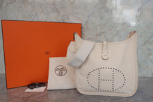 Load image into Gallery viewer, HERMES EVELYNE 3PM Epsom leather Craie X Engraving Shoulder bag 700120129