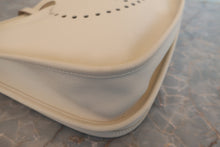 Load image into Gallery viewer, HERMES EVELYNE 3PM Epsom leather Craie X Engraving Shoulder bag 700120129