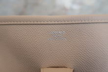 Load image into Gallery viewer, HERMES EVELYNE 3PM Epsom leather Craie X Engraving Shoulder bag 700120129