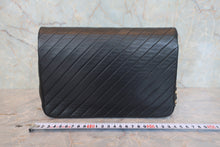 将图片加载到图库查看器,CHANEL/香奈儿 垂直针迹 按压锁 链条包 羊皮 Black/Gold Hardware(黑色/金色金属) 肩背包 800070141