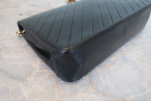将图片加载到图库查看器,CHANEL/香奈儿 垂直针迹 按压锁 链条包 羊皮 Black/Gold Hardware(黑色/金色金属) 肩背包 800070141