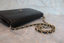 将图片加载到图库查看器,CHANEL/香奈儿 垂直针迹 按压锁 链条包 羊皮 Black/Gold Hardware(黑色/金色金属) 肩背包 800070141