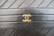 将图片加载到图库查看器,CHANEL/香奈儿 垂直针迹 按压锁 链条包 羊皮 Black/Gold Hardware(黑色/金色金属) 肩背包 800070141