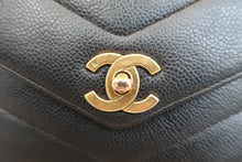画像をギャラリービューアに読み込む, CHANEL/シャネル Vステッチチェーンショルダーバッグ キャビアスキン ブラック/ゴールド金具 ショルダーバッグ 600100014