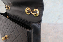 Load image into Gallery viewer, CHANEL Medium Matelasse Single flap chain shoulder bag Lambskin Black/Gold hadware Shoulder bag 700100049