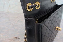 Load image into Gallery viewer, CHANEL Medium Matelasse Single flap chain shoulder bag Lambskin Black/Gold hadware Shoulder bag 700100049