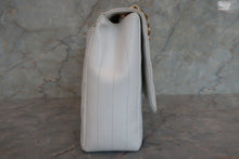 画像をギャラリービューアに読み込む, CHANEL/シャネル バイアスステッチチェーンショルダーバッグ キャビアスキン ホワイト/ゴールド金具 ショルダーバッグ 700060208