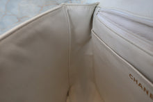 画像をギャラリービューアに読み込む, CHANEL/シャネル バイアスステッチチェーンショルダーバッグ キャビアスキン ホワイト/ゴールド金具 ショルダーバッグ 700060208