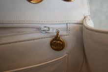 画像をギャラリービューアに読み込む, CHANEL/シャネル バイアスステッチチェーンショルダーバッグ キャビアスキン ホワイト/ゴールド金具 ショルダーバッグ 700060208