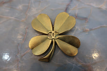 Load image into Gallery viewer, CHANEL CC mark Clover brooch Gold plate Gold Brooch 500110091
