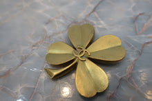 Load image into Gallery viewer, CHANEL CC mark Clover brooch Gold plate Gold Brooch 500110091