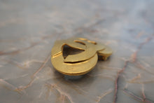 Load image into Gallery viewer, CHANEL CC mark Heart brooch Gold plate Gold Brooch 500100124