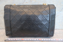 Load image into Gallery viewer, CHANEL Matelasse chain shoulder bag Lambskin Black/Gold hadware Shoulder bag 700120192