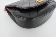Load image into Gallery viewer, CHANEL Matelasse Chain shoulder bag Lambskin Black/Gold hardware Shoulder bag 800100147