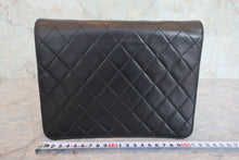 Load image into Gallery viewer, CHANEL Matelasse push lock chain shoulder bag Lambskin Black/Gold hadware Shoulder bag 800060057