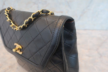 Load image into Gallery viewer, CHANEL Matelasse chain shoulder bag Lambskin Black/Gold hadware Shoulder bag 700120165