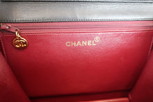 Load image into Gallery viewer, CHANEL Matelasse push lock chain shoulder bag Lambskin Black/Gold hadware Shoulder bag 800060057