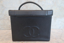 Load image into Gallery viewer, CHANEL CC mark vanity Caviar skin Black/Gold hadware Vanity 700120166