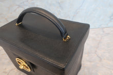 Load image into Gallery viewer, CHANEL CC mark vanity Caviar skin Black/Gold hadware Vanity 700120166
