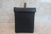 Load image into Gallery viewer, CHANEL CC mark vanity Caviar skin Black/Gold hadware Vanity 700120166