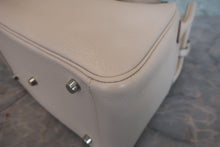 Load image into Gallery viewer, HERMES LINDY 26 Clemence leather Craie X Engraving Shoulder bag 800070158