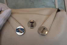 Load image into Gallery viewer, HERMES LINDY 26 Clemence leather Craie X Engraving Shoulder bag 800070158