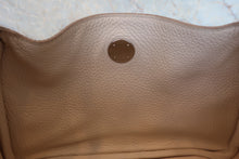 Load image into Gallery viewer, HERMES LINDY 26 Clemence leather Craie X Engraving Shoulder bag 800070158
