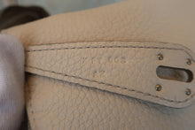 Load image into Gallery viewer, HERMES LINDY 26 Clemence leather Craie X Engraving Shoulder bag 800070158
