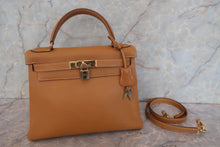 Load image into Gallery viewer, HERMES KELLY 28 Fjord leather Natural sable 〇O Engraving Shoulder bag 700120140