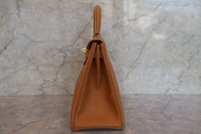 Load image into Gallery viewer, HERMES KELLY 28 Fjord leather Natural sable 〇O Engraving Shoulder bag 700120140