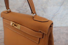 Load image into Gallery viewer, HERMES KELLY 28 Fjord leather Natural sable 〇O Engraving Shoulder bag 700120140