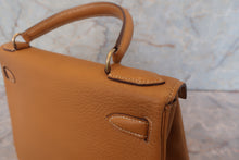 Load image into Gallery viewer, HERMES KELLY 28 Fjord leather Natural sable 〇O Engraving Shoulder bag 700120140